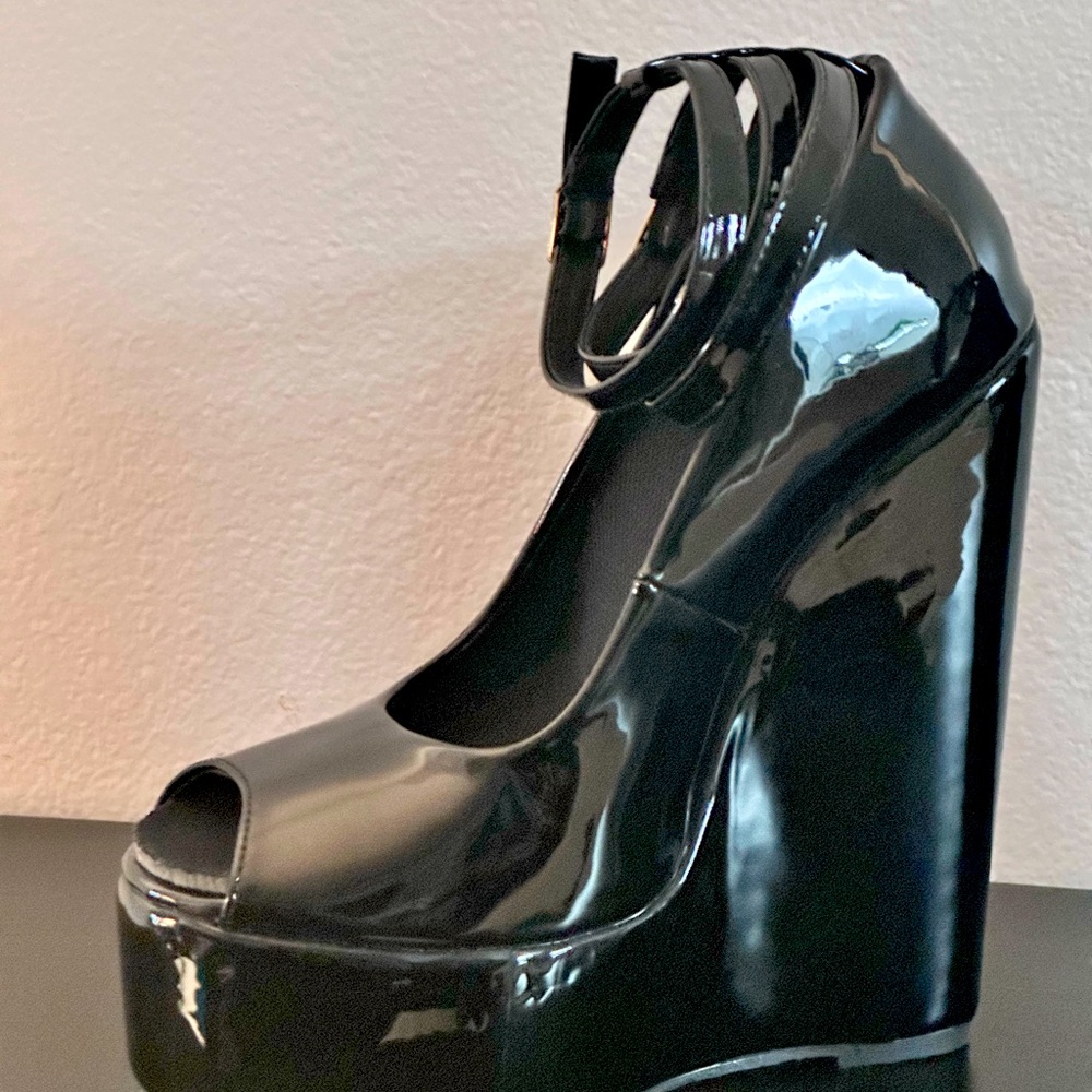 Glossy peep-toe, 3-ankle strap, platform wedges